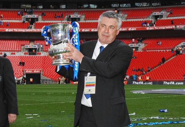 Chelsea v Portsmouth FA Cup Final 15 05 2010 at Wembley - Carlo Ancelotti (Chelsea manager) with the trophy.  o0 Feier Trophäe Objekte Einzelbild o00 Pokalfeier