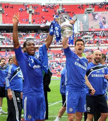 Didier Drogba (L) celebrates with Michael Ballack - Chelsea wins the EON FA Cup Final, 15th May, 2010 EDITORIAL USE ONLY. No use with unauthorised audio, video, data, fixture lists, club league logos or live services. Online in-match use limited to 120 images, no video emulation. No use in betting, games or single club league player publications. o0 Feier Pokal Trophäe Objekte Objekte o00 Pokalfeier