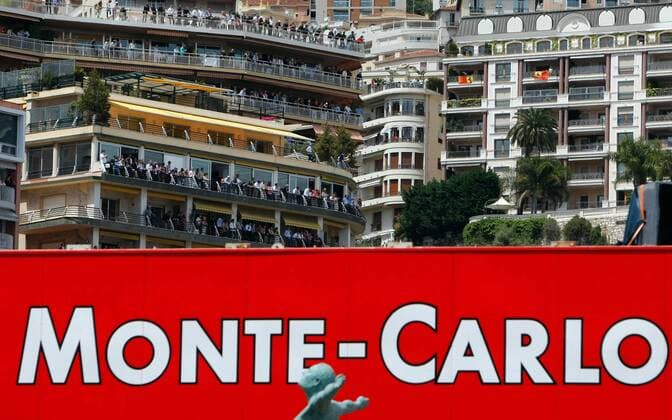 FORMEL 1 - Grand Prix von Monaco MONTE CARLO,MONACO,15.MAI.10 - MOTORSPORT, FORMEL 1 - Formel 1 Grand Prix, GP von Monaco, freies Training und Qualifying. Bild zeigt ein Schild und Haueser mit Fans.  Totale