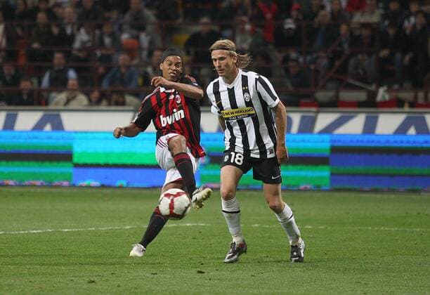 RONALDINHO (AC Mailand, li.) trifft zum 3:0 gegen Christian Poulsen (Juventus Turin) o0 Tor