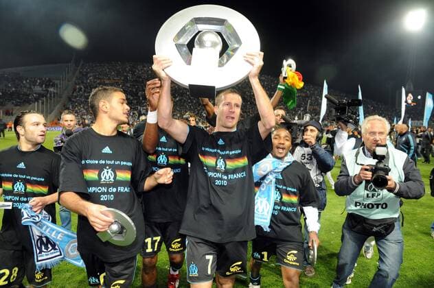 Olympique Marseille (OM) ist französischer Meister 2009 2010 - V.li.: Mathieu Valbuena, Hatem Ben Arfa, Benoit CHEYROU mit Pokal und Bakari Kone - AnthonyxBibardxFEP -  o0 Jubel, Freude, Feier, Meisterfeier, Trophäe, Objekte