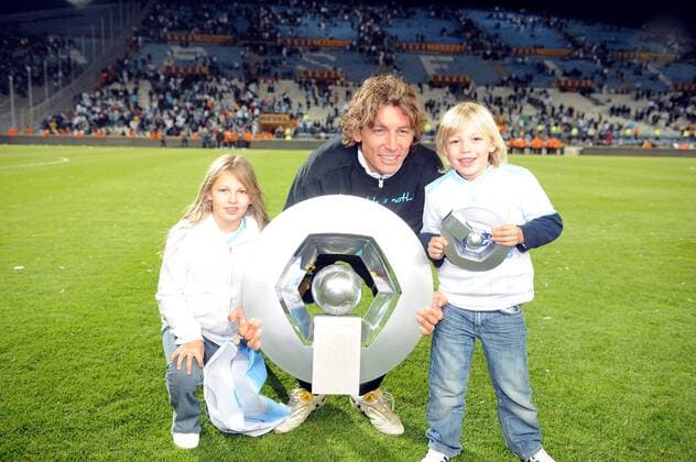 Olympique Marseille (OM) ist französischer Meister 2009 2010 - Gabriel HEINZE mit Tochter Paula und Sohn Augustin - AnthonyxBibardxFEP -  o0 Jubel, Freude, Feier, Meisterfeier, Trophäe, Objekte, privat, Familie, Kind,