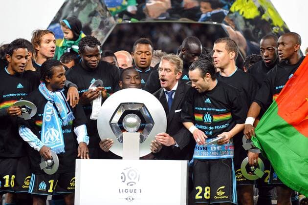 Olympique Marseille (OM) ist französischer Meister 2009 2010, v.li.: Fabrice Abriel, Bakari Kone, Taye Taiwo, Mamadou Niang mit der Trophäe, Jordan Ayew, LFP Präsident Frederic Thiriez, Mathieu Valbuena, Benoit Cheyrou, Souleymane Diawara, und Stephane Mbia - AnthonyxBibardxFEP - o0 Siegerehrung, Trophäe, Objekte, Totale, Jubel, Freude, M bia, Funktionär