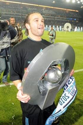 Olympique Marseille (OM) ist französischer Meister 2009 2010 - Mathieu VALBUENA mit der Trophäe - AnthonyxBibardxFEP -  o0 Jubel, Freude, Feier, Meisterfeier, Trophäe, Objekte, Einzelbild