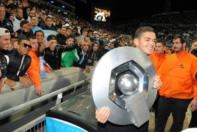 Olympique Marseille (OM) ist französischer Meister 2009 2010 - Hatem BEN ARFA mit der Trophäe - AnthonyxBibardxFEP -  o0 Jubel, Freude, Feier, Meisterfeier, Trophäe, Objekte, Einzelbild