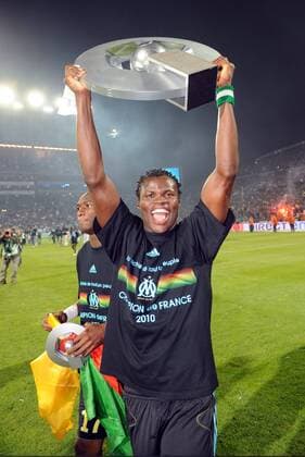 Olympique Marseille (OM) ist französischer Meister 2009 2010 - Taye TAIWO mit der Trophäe - AnthonyxBibardxFEP -  o0 Jubel, Freude, Feier, Meisterfeier, Trophäe, Objekte, Einzelbild o00 Emotionen