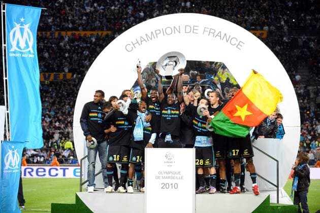 Olympique Marseille (OM) ist französischer Meister 2009 2010 - Mamadou Niang (Mitte) mit der Trophäe - AnthonyxBibardxFEP -  o0 Siegerehrung, Trophäe, Objekte, Totale, Jubel, Freude, Siegerfoto