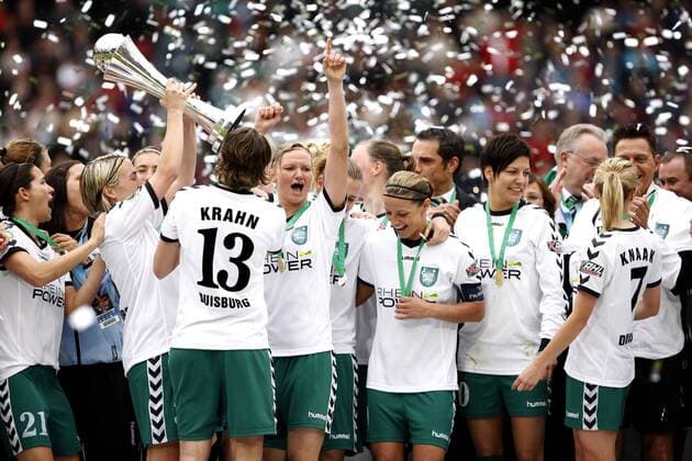 Fussball-DFB-Pokalfinale Frauen FCR Duisburg-USV Jena 1-0 im Rhein Energie Stadion in Köln am 15.05.2010.Die Spielerinnen des FCR 2001 Duisburg präsentieren sich als Pokalsiegerinnen, v.li.: Marina Himmighofen, Anne van Bonn, Annike Krahn, Alexandra Popp, Inka Grings, Linda Bresonik und Turid Knaak o0 Siegerehrung, Jubel, Freude, Totale