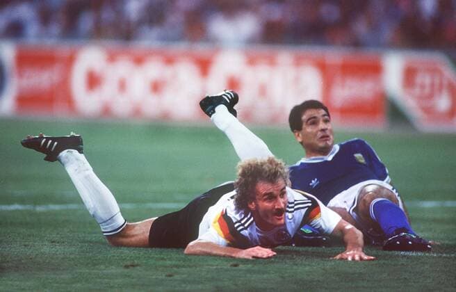 Rudi Völler (BR Deutschland, li.) geht im Duell mit Jose Serrizuela (Argentinien) zu Boden - der spielentscheidende Elfmeter folgt  o0 Aufmacher Kampf Elfmeter Foulspiel, gefoult Schwalbe