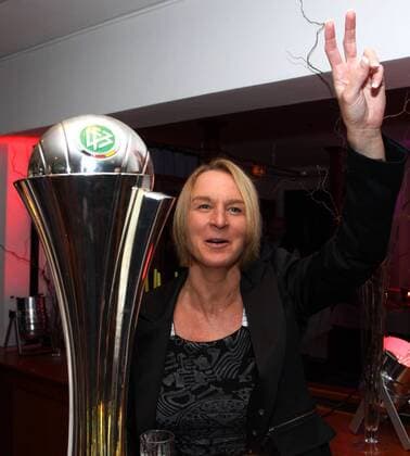 15.05.2010, Köln, Fussball, DFB-Pokalfinale Damen, FCR 2001 Duisburg feiert den DFB Pokalsieg 2010. Trainerin Martina Voss Tecklenburg (Duisburg) mit dem DFB-Pokal. o0 Jubel, Freude Pokal, Trophäe Objekte o00 privat