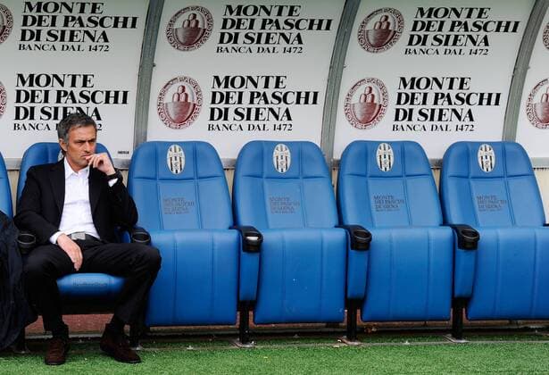 AC Siena - Inter Mailand - Trainer JOSE MOURINHO (Inter) auf der Trainerbank  o0 Nachdenklichkeit, Bank, Ersatzbank, o00 allein einsam verlassen Enttäuschung Leere