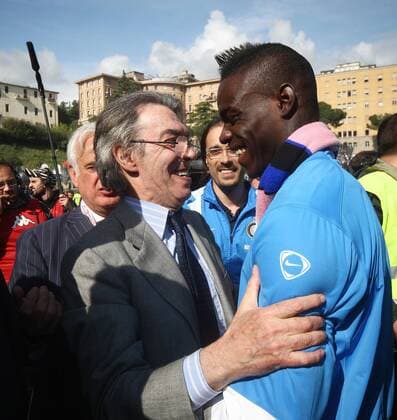 Präsident Massimo Moratti (L) und Mario Balotelli jubeln - Inter Mailand ist Italienischer Meister -  o0 Jubel Freude Funktionär