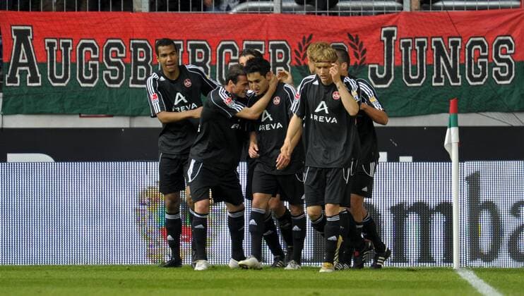 16.05.2010, Fussball Relegationsspiel zur 1.Bundesliga: Rückspiel in Augsburg: FC Augsburg - 1.FC Nürnberg, Ilkay Gündogan (mitte, 1.FC Nürnberg) Torjubel. o0 Jubel Freude