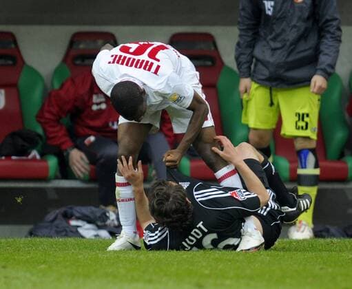 16.05.2010, Fussball Relegationsspiel zur 1.Bundesliga: Rückspiel in Augsburg: FC Augsburg - 1.FC Nürnberg, Ibrahima Traore (FC Augsburg, o.) bedroht Juri Judt (1.FC Nürnberg) , der Augsburger fliegt daraufhin mit einer roten Karte vom Platz. o0 Platzverweis, streiten, Streit