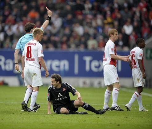16.05.2010, Fussball Relegationsspiel zur 1.Bundesliga: Rückspiel in Augsburg: FC Augsburg - 1.FC Nürnberg, Ibrahima Traore (FC Augsburg, re.) sieht die rote Karte.