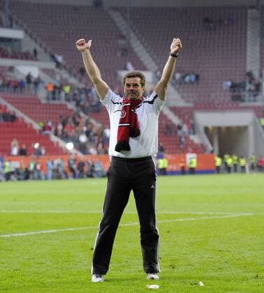 16.05.2010, Fussball Relegationsspiel zur 1.Bundesliga: Rückspiel in Augsburg: FC Augsburg - 1.FC Nürnberg, Trainer Dieter Hecking (1.FC Nürnberg) bejubelt den Klassenerhalt o0 Jubel, Freude