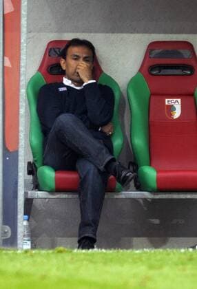 16.05.2010, Fussball Relegationsspiel zur 1.Bundesliga: Rückspiel in Augsburg: FC Augsburg - 1.FC Nürnberg, Trainer Jos Luhukay (FC Augsburg) sitzt frustriert auf der Bank. o0 Enttäuschung