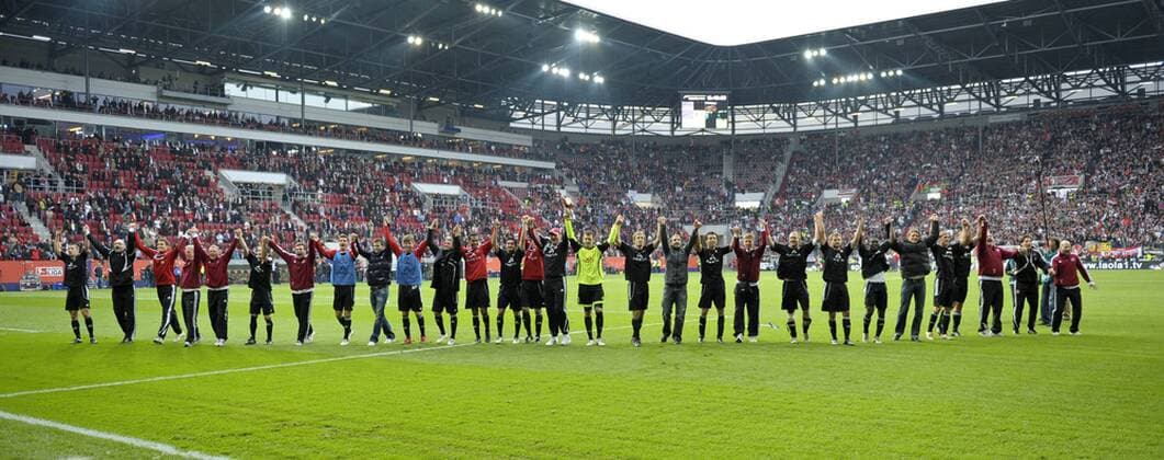 16.05.2010, Fussball Relegationsspiel zur 1.Bundesliga: Rückspiel in Augsburg: FC Augsburg - 1.FC Nürnberg, der 1. FC Nürnberg bejubelt den Klassenerhalt o0 totale, Jubel, Freude