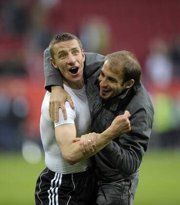 16.05.2010, Fussball Relegationsspiel zur 1.Bundesliga: Rückspiel in Augsburg: FC Augsburg - 1.FC Nürnberg, der 1. FC Nürnberg bejubelt den Klassenerhalt: Marek Mintal (li) und Javier Pinola (re, beide Nürnberg) o0 Jubel, Freude