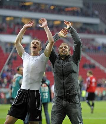16.05.2010, Fussball Relegationsspiel zur 1.Bundesliga: Rückspiel in Augsburg: FC Augsburg - 1.FC Nürnberg, der 1. FC Nürnberg bejubelt den Klassenerhalt. v.li: Marek Mintal (1.FC Nürnberg) und Horacio Javier Pinola (1.FC Nürnberg). o0 Jubel, Freude