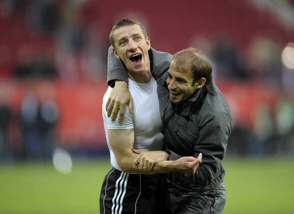 16.05.2010, Fussball Relegationsspiel zur 1.Bundesliga: Rückspiel in Augsburg: FC Augsburg - 1.FC Nürnberg, der 1. FC Nürnberg bejubelt den Klassenerhalt: Marek Mintal (li) und Javier Pinola (re, beide Nürnberg) o0 Jubel, Freude