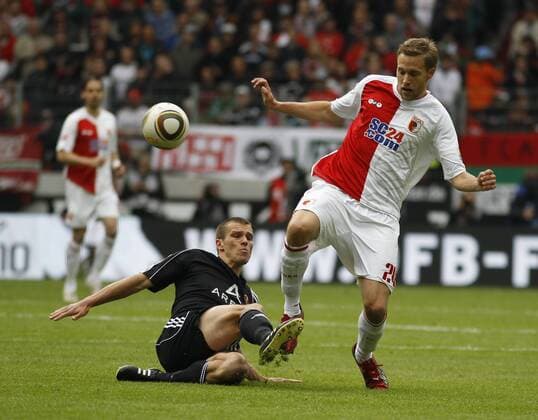 Christian EIGLER (1. FC Nürnberg, li), Daniel BRINKMANN (FC Augsburg) Zweikampf um den Ball, Fussball, Relegation 1. 2. BL, Rückspiel, 16.05.2010, 1.FC Nürnberg vs FC Augsburg Fussball,