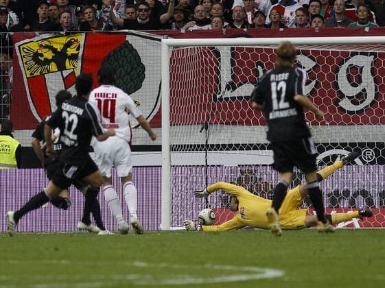 Tor zum 0:1 durch Ilkay GÜNDOGAN, (1. FC Nürnberg, li.), gegen Simon JENTZSCH (Torwart, FC Augsburg), Fussball, Relegation 1. 2. BL, Rückspiel, 16.05.2010, 1.FC Nürnberg vs FC Augsburg
