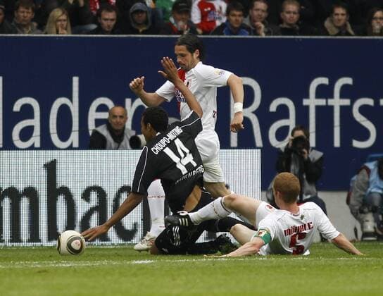 Elfmeter, verursacht durch Uwe MÖHRLE (FC Augsburg, re.) an Eric Maxim CHOUPO MOTING (1. FC Nürnberg, li.), dahinter Stefan BUCK (FC Augsburg), Fussball, Relegation 1. 2. BL, Rückspiel, 16.05.2010, 1.FC Nürnberg vs FC Augsburg o0 Foulspiel, gefoult