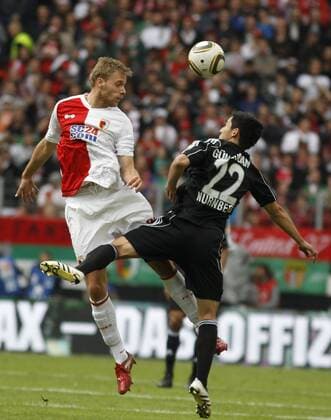 Daniel BRINKMANN (FC Augsburg, li.), Ilkay GÜNDOGAN, (1. FC Nürnberg,) Fussball, Relegation 1. 2. BL, Rückspiel, 16.05.2010, 1.FC Nürnberg vs FC Augsburg