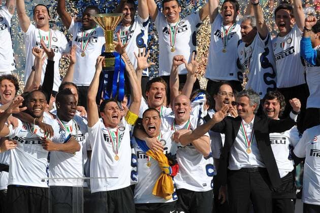 vorn v.li.: Maicon, Mario Balotelli, Javier Zanetti, Ivan Cordoba, Esteban Cambiasso und Trainer Jose Mourinho - Inter Mailand ist Italienischer Meister ANDREAXSTACCIOLI o0 Pokal Trophäe Objekte o00 Scudetto