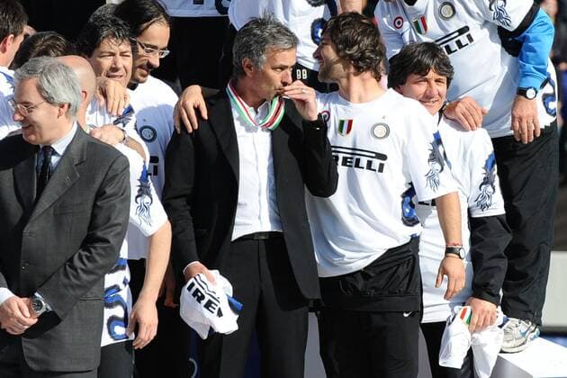 Siena 16 05 2010 - Serie A Inter Mailand feiert den Gewinn der italienischen Meisterschaft Trainer Jose Mourinho (Mitte)  o0 Siegerehrung Medaille o00 Scudetto