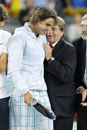 Rafael Nadal ESP winner in the Tennis Madrid Open ATP Singles Final with Director Manolo Santana , May 16,2010.. (201005162105) o0 Pokal Trophäe Manuel Funktionär