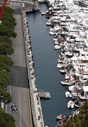 Michael Schumacher (GER, Mercedes GP Petronas) und Zuschauer auf Luxusyachten, direkt neben der Hafenschikane des Circuit de Monaco 2010 - xHOCHxZWEIx