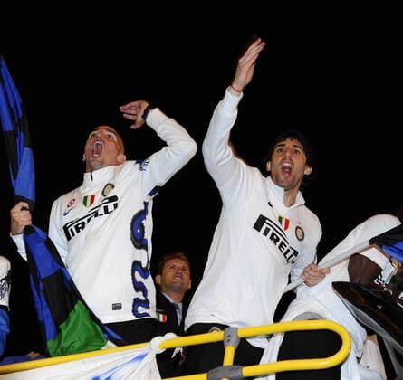 Inter players celebrate their winning in Piazza del Duomo, Milano - (L-R) Esteban CAMBIASSO, Diego MILITO Milano 16 5 2010 - Serie A Champion 2009 2010 BIBI o0 Jubel Freude Scudetto
