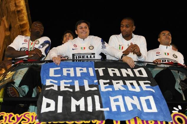 Inter players celebrate their winning in Piazza del Duomo, Milano - (L-R) Ali Sulley Muntari, Diego Milito, Javier Zanetti, Douglas Maicon, Ivan Cordoba Milano 16 5 2010 - Serie A Champion 2009 2010 BIBI o0 Jubel Freude Scudetto
