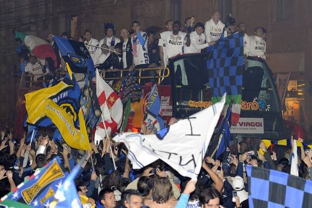 Inter players celebrate their winning of the serie A 2009 2010 in Piazza del Duomo, Milano - foto: Fans and Inter players celebrate  o0 Jubel Freude Scudetto Totale Zuschauer