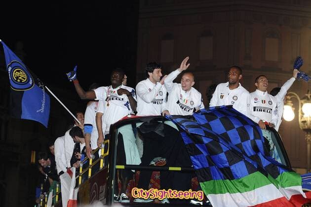 Inter players celebrate their winning of the serie A 2009 2010 in Piazza del Duomo, Milano - foto: (L-R) Sulley MUNTARI, Diego MILITO, Esteban Cambiasso MAICON, Ivan CORDOBA  o0 Jubel Freude Scudetto