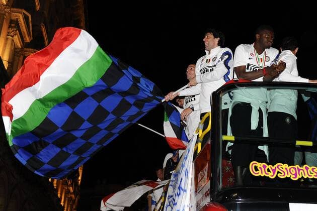 Inter players celebrate their winning of the serie A 2009 2010 in Piazza del Duomo, Milano - foto: (L-R) Esteban Cambiasso, Diego Milito, Sulley Muntari  o0 Jubel Freude Scudetto Fahne, Objekte