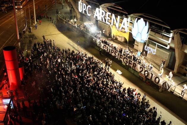 ÖFB Stiegl Cup Finale 2010, SK Sturm GRAZ,16.MAI.10 - Bild zeigt die Mannschaft und Fans vor der UPC Arena. 