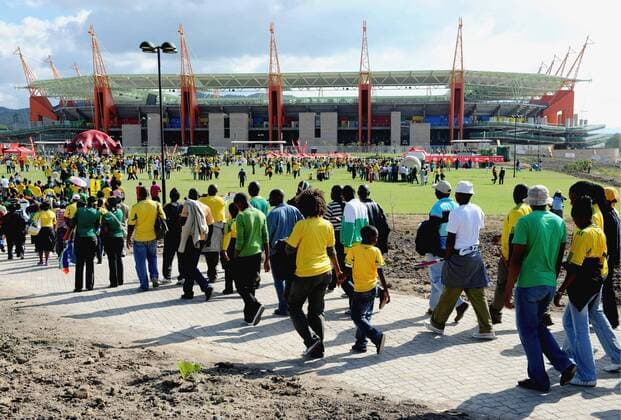 NELSPRUIT, SOUTH AFRICA - MAY 16, South African fans make their way to the stadium ahead of the International Friendly match from Mbombela Stadium on May 16, 2010 in Nelspruit, South Africa. Gallo785150 o0 WM o0 Südafrika o0 Zuschauer