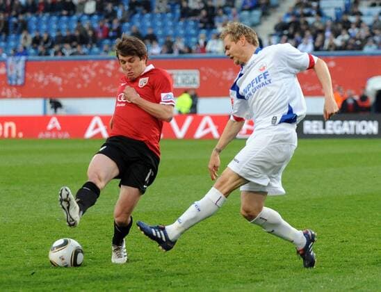 Relegationsspiel zur 2. Bundesliga, Fußball, FC Hansa Rostock - FC Ingolstadt 04, Andreas Buchner (l., Ingolstadt) und Bradley Carnell, 17.05. 2010,