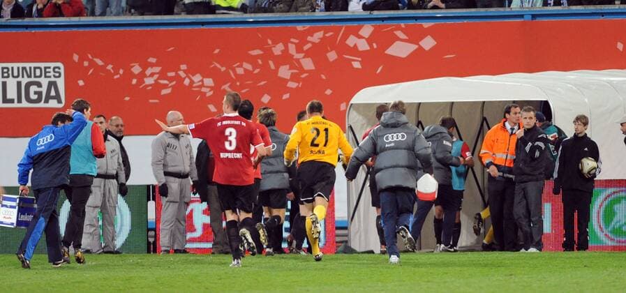 Relegationsspiel zur 2. Bundesliga, Fußball, FC Hansa Rostock - FC Ingolstadt 04, Ingolstadt bejubelt den Aufstieg und rennt in die Kabine, Steven Ruprecht (Nr. 3) und Marco Sejna (Nr. 21), 17.05. 2010, o0 Spielertunnel Abgang