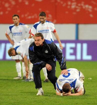 Relegationsspiel zur 2. Bundesliga, Fußball, FC Hansa Rostock - FC Ingolstadt 04, Rostock enttäuscht nach dem Abstieg, Trainer Marco Kostmann (2. v. r.) tröstet Enrico Kern, 17.05. 2010, o0 Enttäuschung