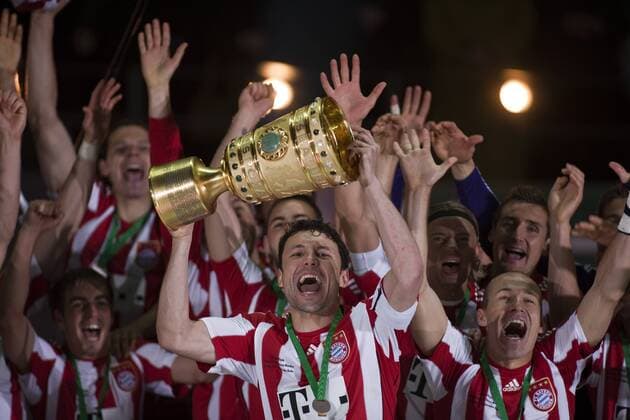 FC Bayern München ist DFB Pokalsieger 2010 - Mark van Bommel (Mitte) und Arjen Robben präsentieren den Pokal - Berlin, 15.05.2010