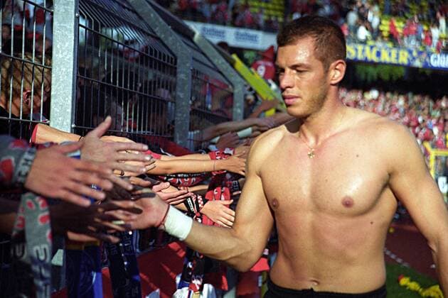Dusan Petkovic (Nürnberg) - Schlussjubel mit den Fans - DEUTSCHSPRACHIGE SPORTZEITSCHRIFTEN UND -ZEITUNGEN NUR NACH RÜCKSPRACHE Fußball 1. BL Herren Saison 2002 2003, 1. FC Nürnberg - FC Bayern München 1:2 Gruppe Nürnberg