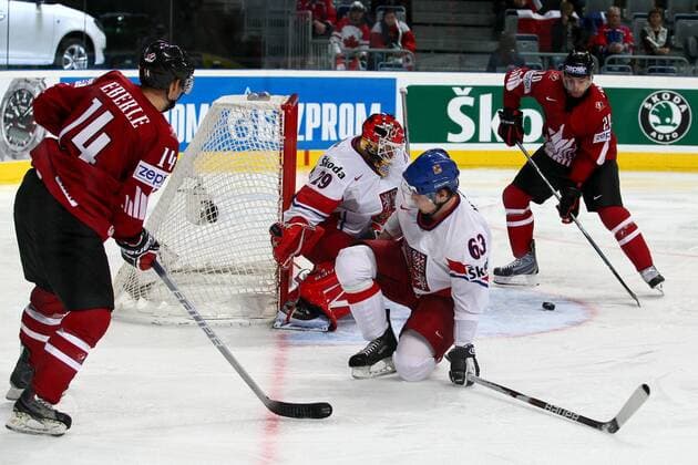 Eishockey-WM Kanada - Tschechien am 18.05.10 in Mannheim v.l.n.r.: Jordan Eberle ( Kanada ), Tomas Vokoun ( Tschechien ), Ondrej Nemec ( Tschechien ), John Tavares ( Kanada )