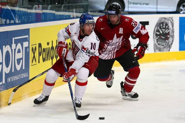 Eishockey-WM Kanada - Tschechien am 18.05.10 in Mannheim Roman Cervenka ( Tschechien ), links - Francois Beauchemin ( Kanada ), rechts
