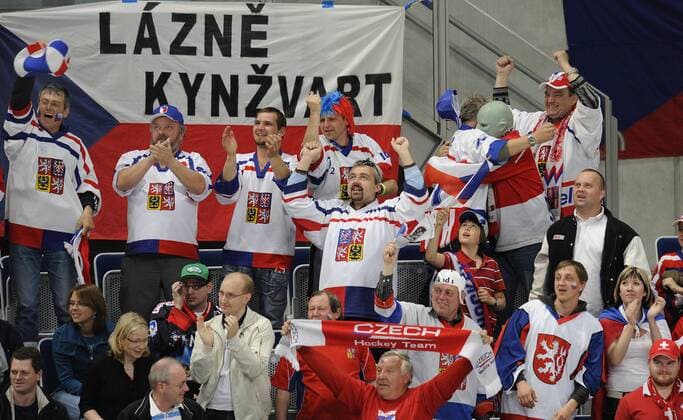 Fans of the Czech icehockey team are seen during game in Group F, Mannheim, Germany, May 18, 2010. (CTKxPhoto RadekxPetrasek)  CTKPhoto5201005180821101 o0 Fan, Eishockeyfan, Publikum totale