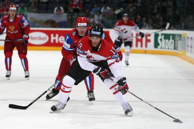Eishockey-WM Russland - Kanada am 20.05.10 in Köln Dmitri Kalinin ( Russland ), hinten - Evander Kane ( Kanada ), vorne