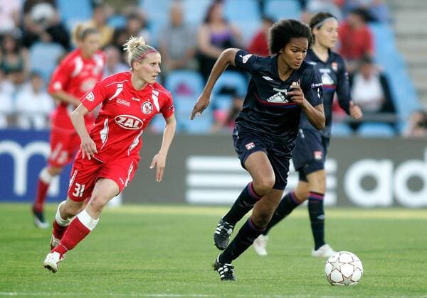 Turbine Potsdam Anja Mittag against Olympique Lyonnais Wendie Renard, 1. FFC Turbine Potsdam (red) - Olympique Lyonnais (blue)  (113610)